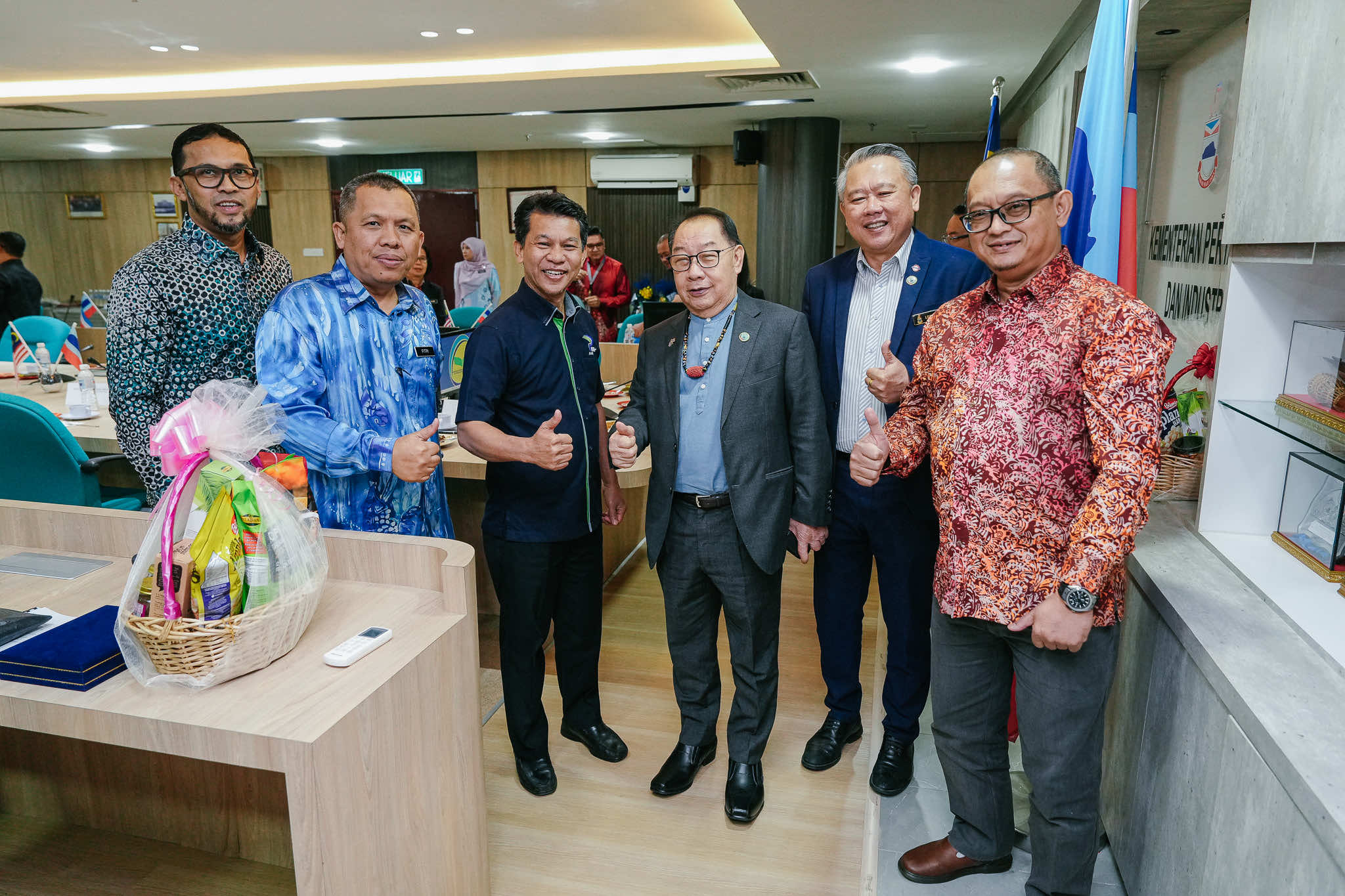 Kunjung Hormat Kepada Timbalan Ketua Menteri/ Menteri Pertanian, Perikanan Dan Industri Makanan Sabah